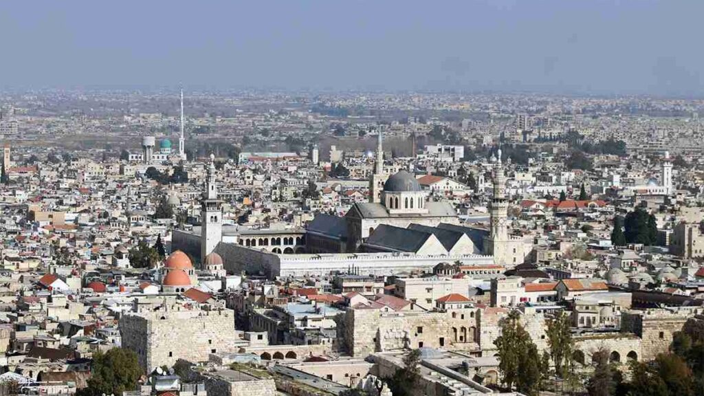 Only one day in Damascus? Museum, Hijaz Station, Hamidiyyeh, Umayyad Mosque, spices, Beit Jabri, Nofara, Naranj. Want an easy route? Follow the guide now.